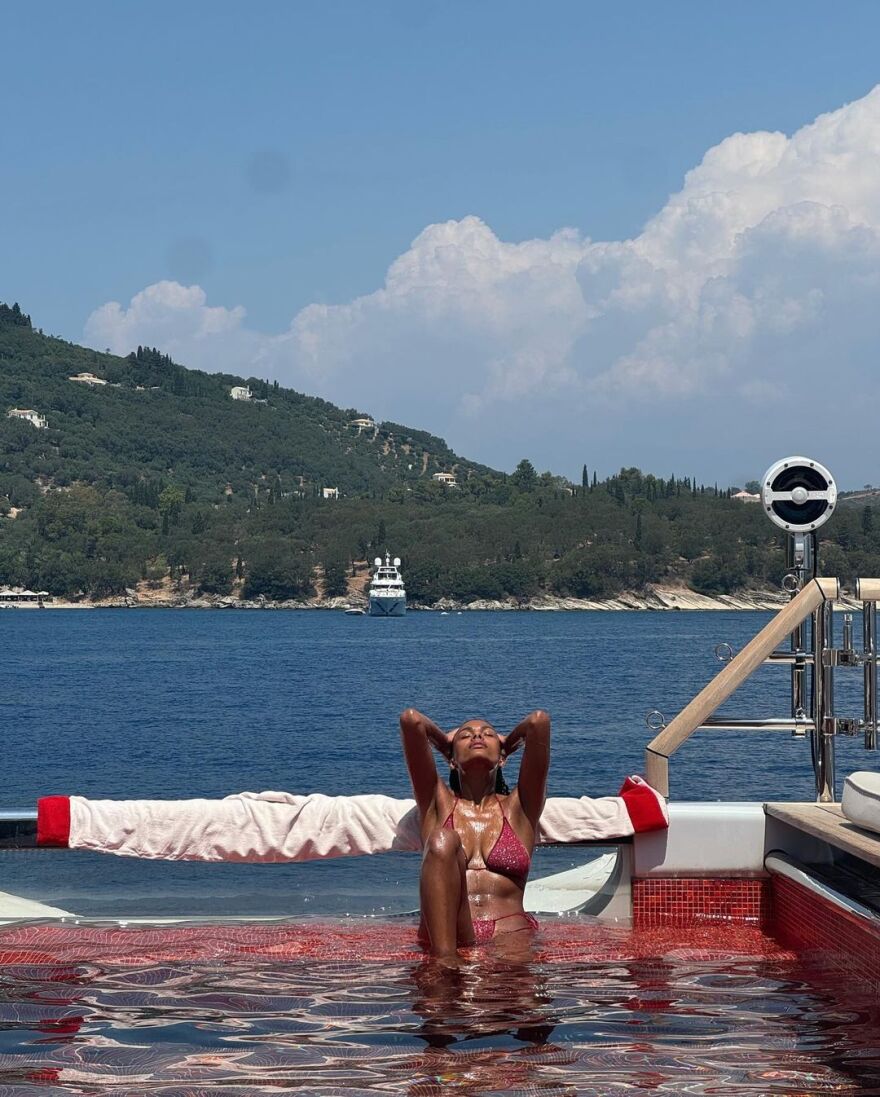 Τίνα Κουνάκεϊ: Στην Ελλάδα για διακοπές η πρώην σύζυγος του Βενσάν Κασέλ