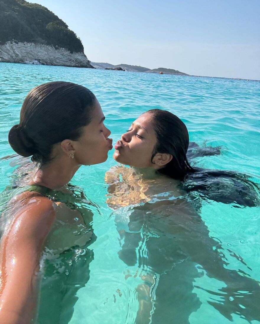 Τίνα Κουνάκεϊ: Στην Ελλάδα για διακοπές η πρώην σύζυγος του Βενσάν Κασέλ