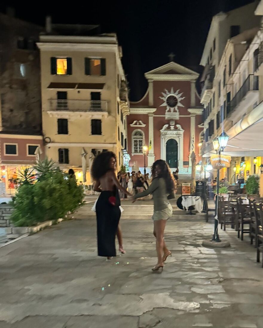 Τίνα Κουνάκεϊ: Στην Ελλάδα για διακοπές η πρώην σύζυγος του Βενσάν Κασέλ