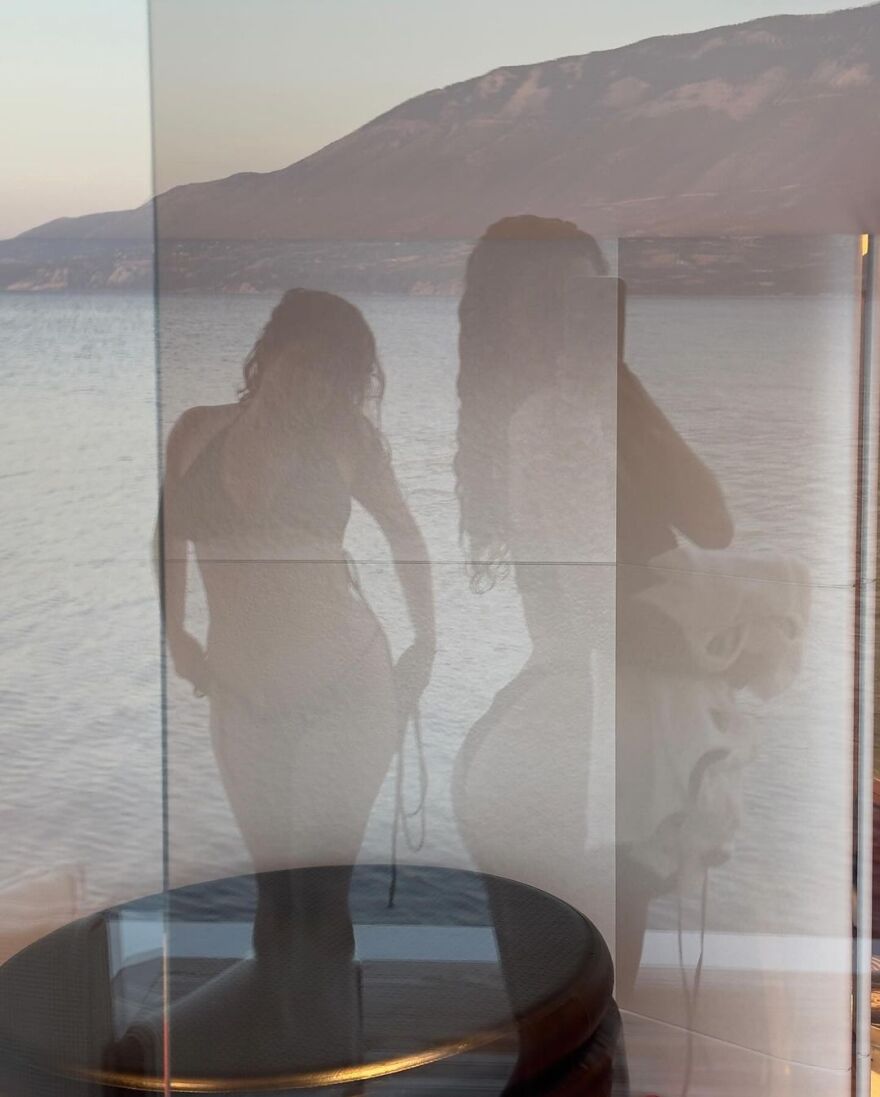 Τίνα Κουνάκεϊ: Στην Ελλάδα για διακοπές η πρώην σύζυγος του Βενσάν Κασέλ