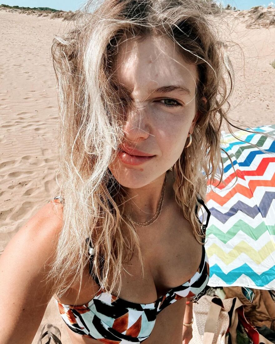 Κλέλια Ανδριολάτου: Χαμογελά στην κάμερα λίγο μετά τη βουτιά της στη θάλασσα