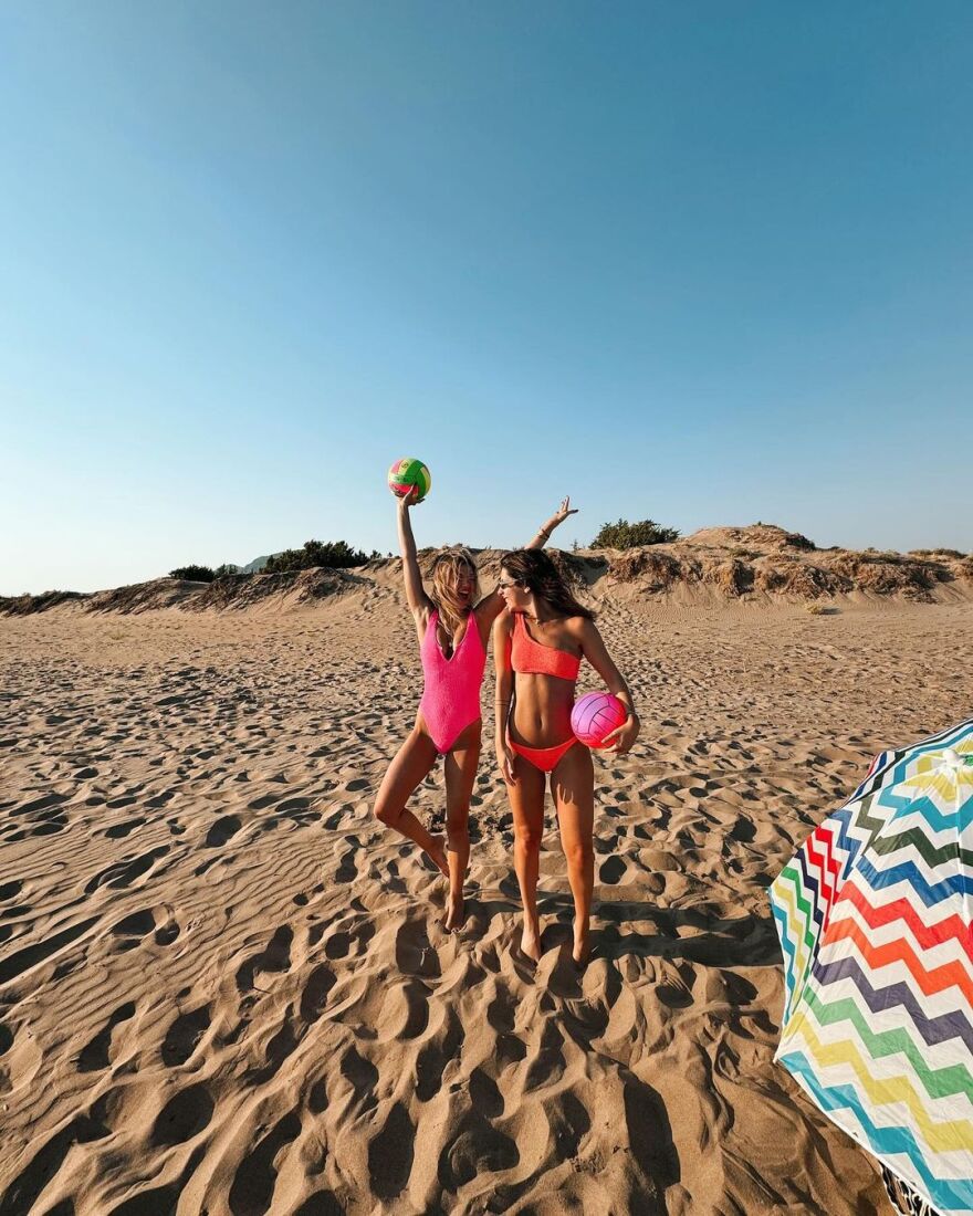 Κλέλια Ανδριολάτου: Χαμογελά στην κάμερα λίγο μετά τη βουτιά της στη θάλασσα