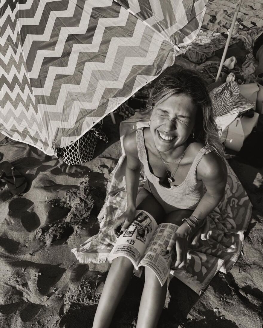 Κλέλια Ανδριολάτου: Χαμογελά στην κάμερα λίγο μετά τη βουτιά της στη θάλασσα