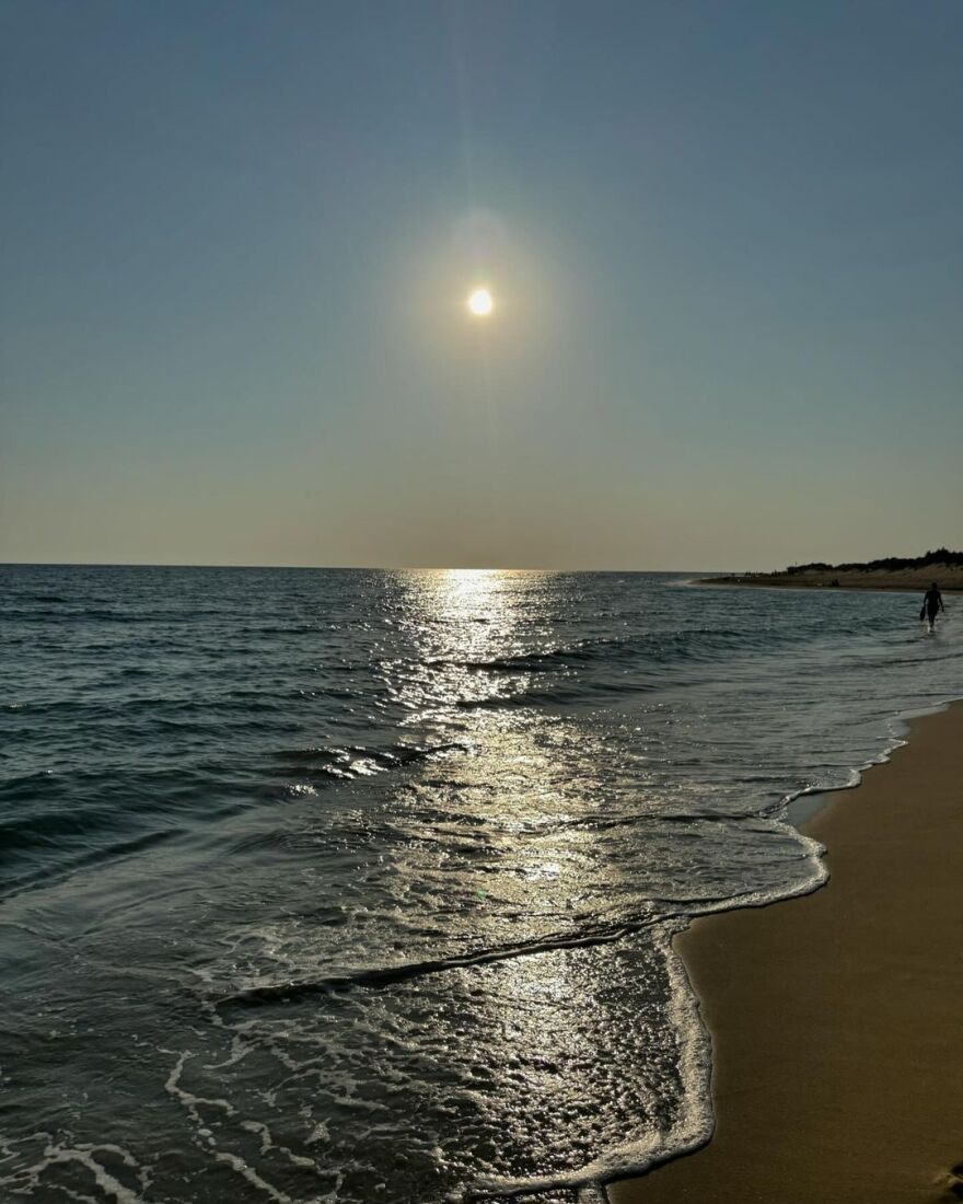 Κλέλια Ανδριολάτου: Χαμογελά στην κάμερα λίγο μετά τη βουτιά της στη θάλασσα