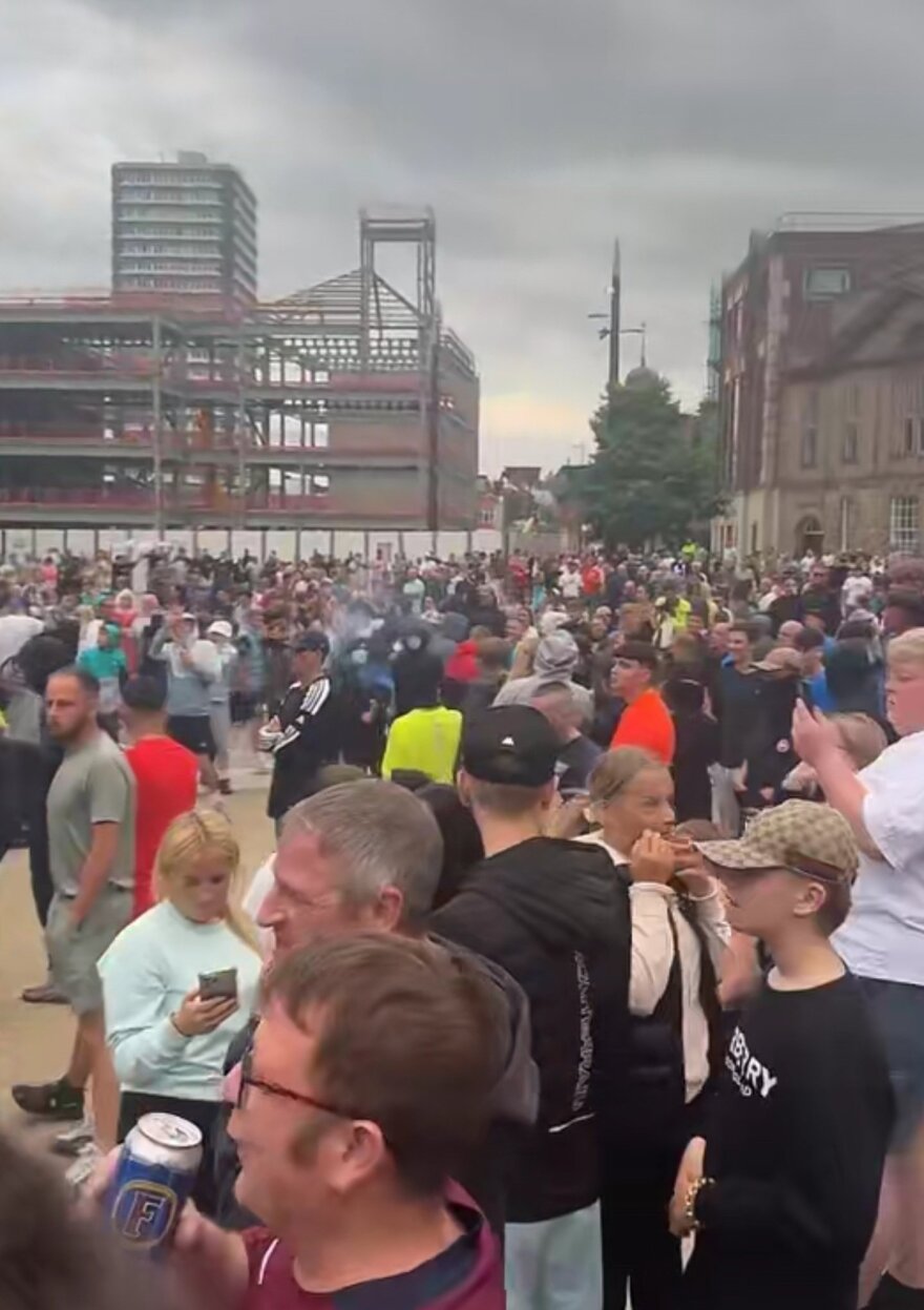 Βρετανία: Άγρια επεισόδια στο Σάντερλαντ - Πυρπολήθηκε αστυνομικό τμήμα 