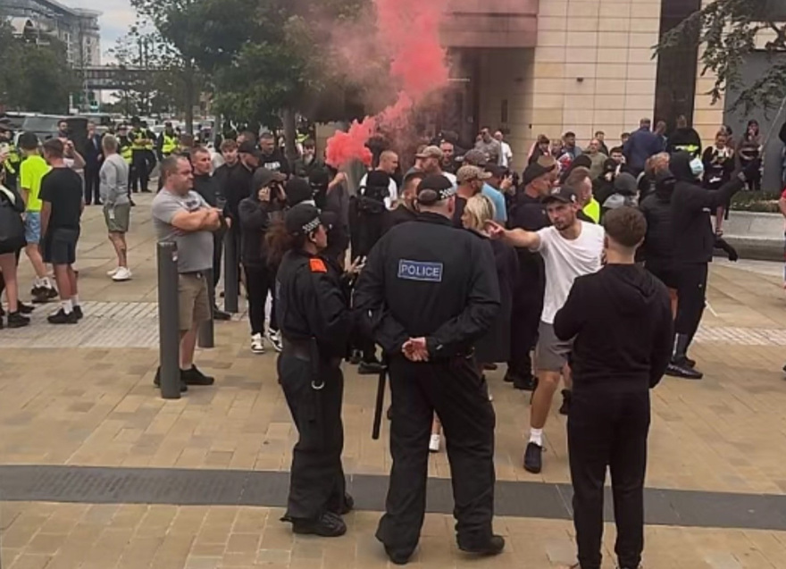 Βρετανία: Άγρια επεισόδια στο Σάντερλαντ - Πυρπολήθηκε αστυνομικό τμήμα 