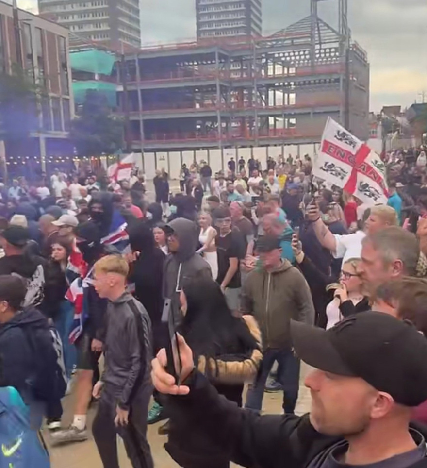 Βρετανία: Άγρια επεισόδια στο Σάντερλαντ - Πυρπολήθηκε αστυνομικό τμήμα 