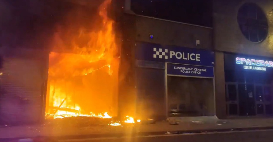 Βρετανία: Με συλλήψεις και δίκες fast-track όλο το 24ωρο απαντά η κυβέρνηση Στάρμερ στις ταραχές