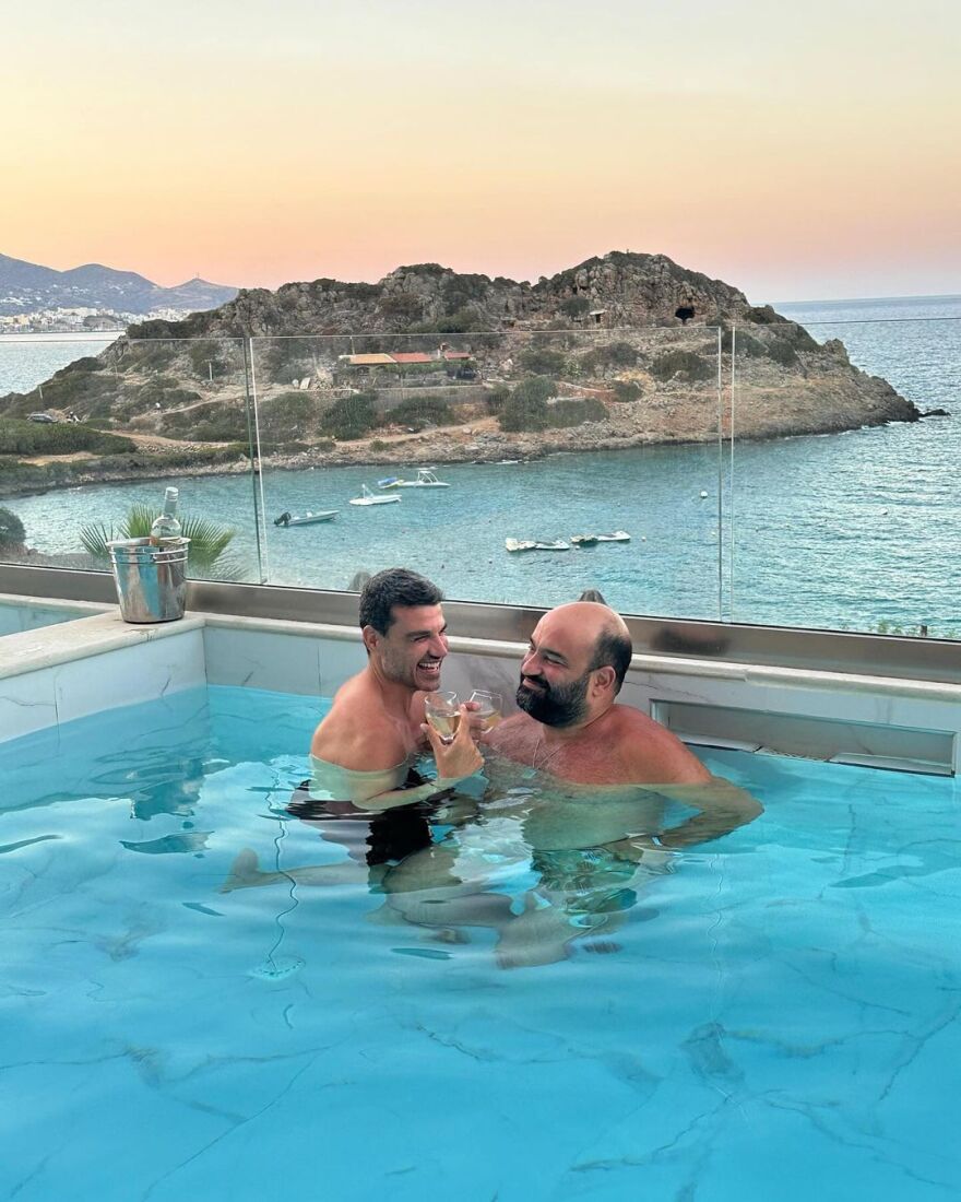 Παντελής Τουτουντζής: Παιχνίδια στο νερό με τον σύντροφό του λίγο πριν παντρευτούν