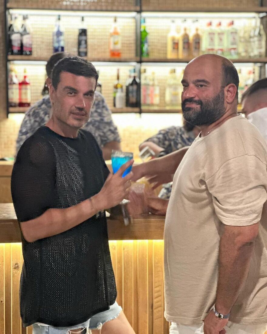 Παντελής Τουτουντζής: Παιχνίδια στο νερό με τον σύντροφό του λίγο πριν παντρευτούν