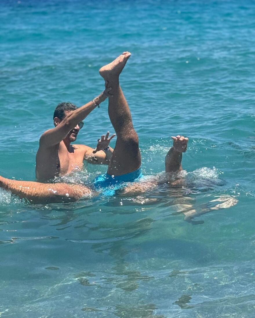 Παντελής Τουτουντζής: Παιχνίδια στο νερό με τον σύντροφό του λίγο πριν παντρευτούν