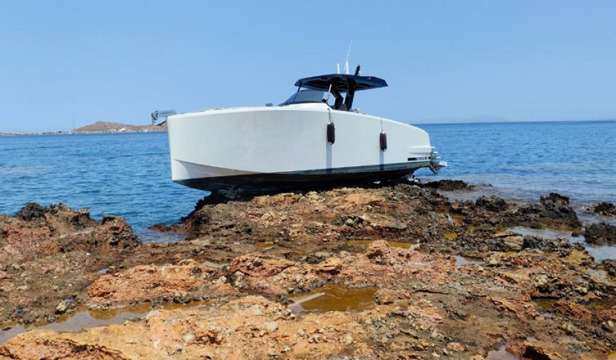 Πάρος: Σκάφος βγήκε στις ξέρες στην Νάουσα - Δείτε βίντεο και φωτογραφίες