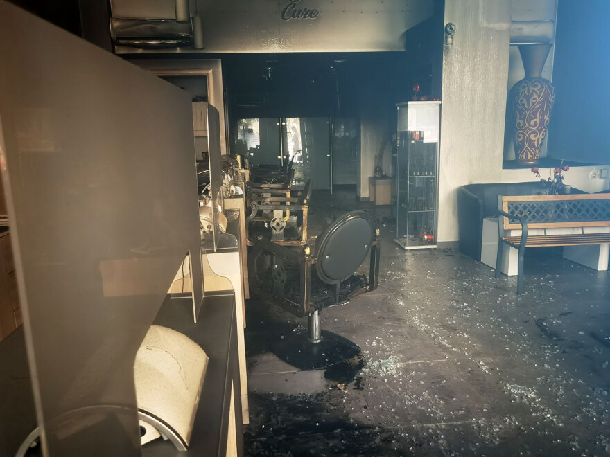 Εμπρηστική επίθεση τα ξημερώματα σε κομμωτήριο στη Νέα Σμύρνη - Δείτε φωτογραφίες