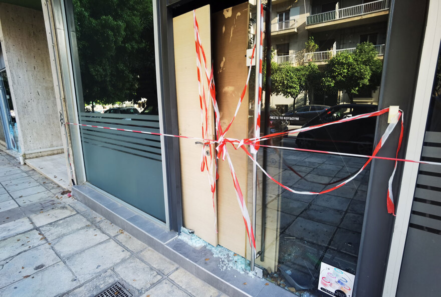 Εμπρηστική επίθεση τα ξημερώματα σε κομμωτήριο στη Νέα Σμύρνη - Δείτε φωτογραφίες