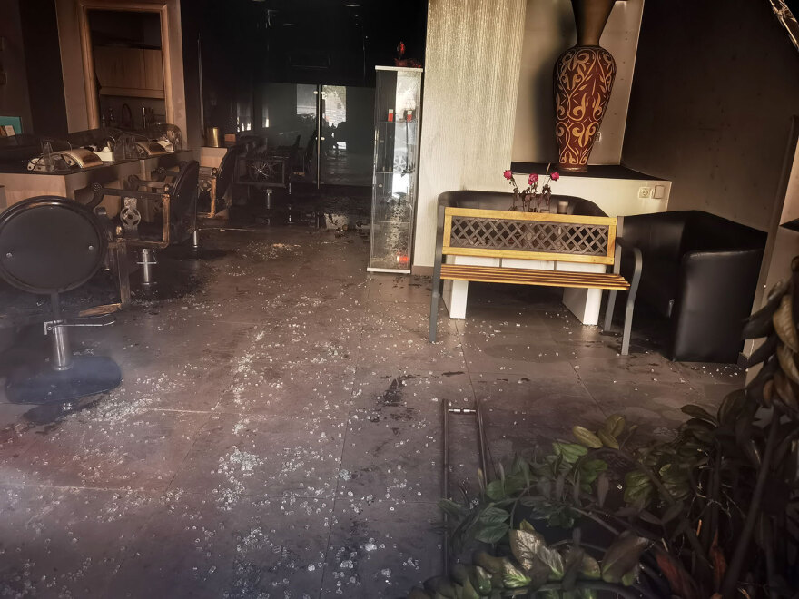 Εμπρηστική επίθεση τα ξημερώματα σε κομμωτήριο στη Νέα Σμύρνη - Δείτε φωτογραφίες