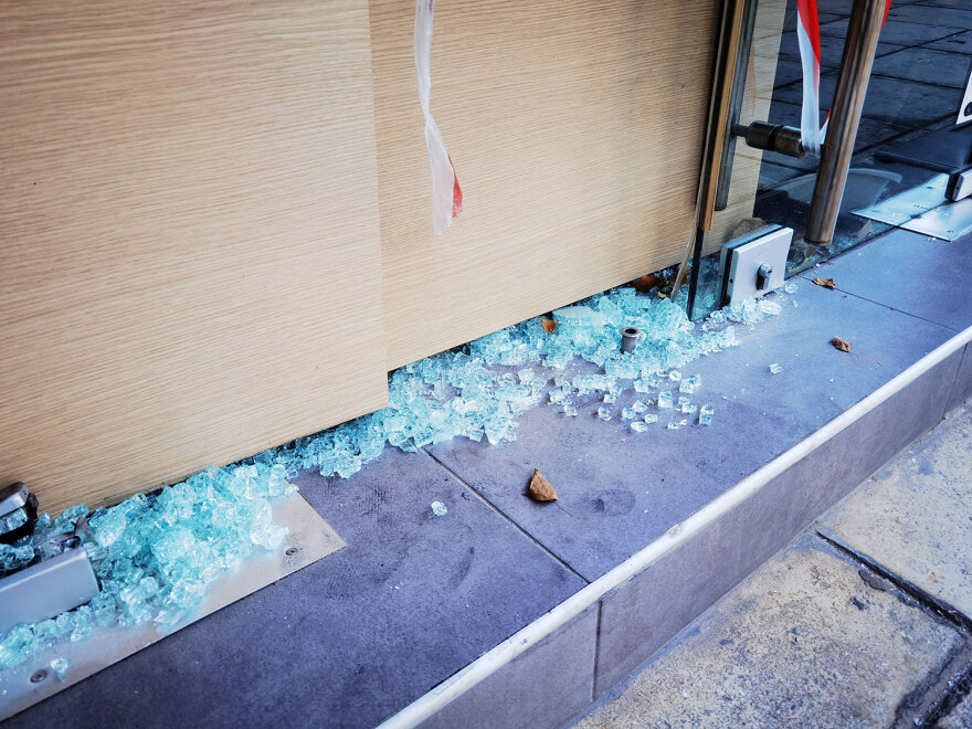 Εμπρηστική επίθεση τα ξημερώματα σε κομμωτήριο στη Νέα Σμύρνη - Δείτε φωτογραφίες