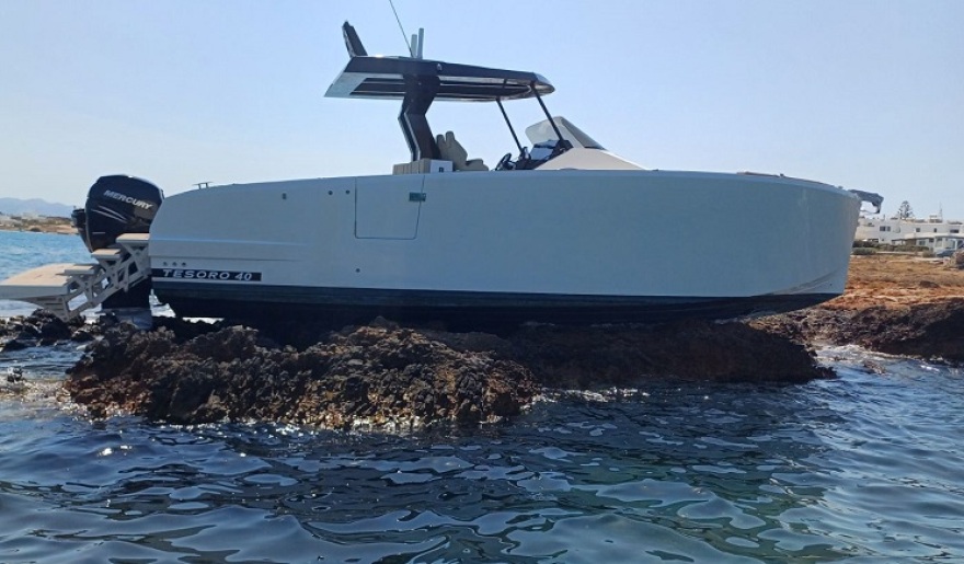 Πάρος: Σκάφος βγήκε στις ξέρες στην Νάουσα - Δείτε βίντεο και φωτογραφίες