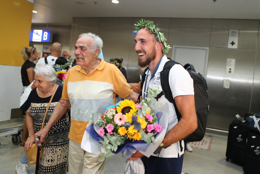 Ολυμπιακοί Αγώνες 2024: Επέστρεψαν στην Ελλάδα οι Ολυμπιονίκες της κωπηλασίας - Βίντεο, φωτογραφίες