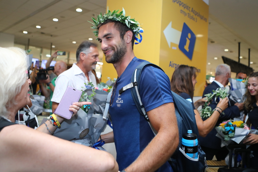 Ολυμπιακοί Αγώνες 2024: Επέστρεψαν στην Ελλάδα οι Ολυμπιονίκες της κωπηλασίας - Βίντεο, φωτογραφίες