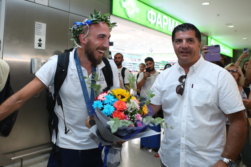 Ολυμπιακοί Αγώνες 2024: Επέστρεψαν στην Ελλάδα οι Ολυμπιονίκες της κωπηλασίας - Βίντεο, φωτογραφίες