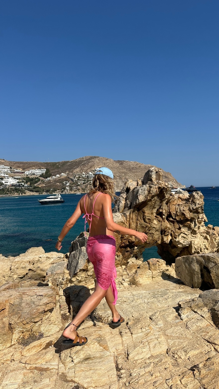 Κιάρα Φεράνι: Οι νέες φωτογραφίες από τις διακοπές της στη Μύκονο - Ποζάρει στην άμμο με ένα διάφανο φόρεμα