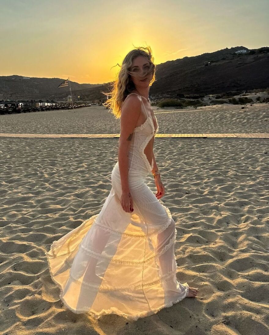 Κιάρα Φεράνι: Οι νέες φωτογραφίες από τις διακοπές της στη Μύκονο - Ποζάρει στην άμμο με ένα διάφανο φόρεμα