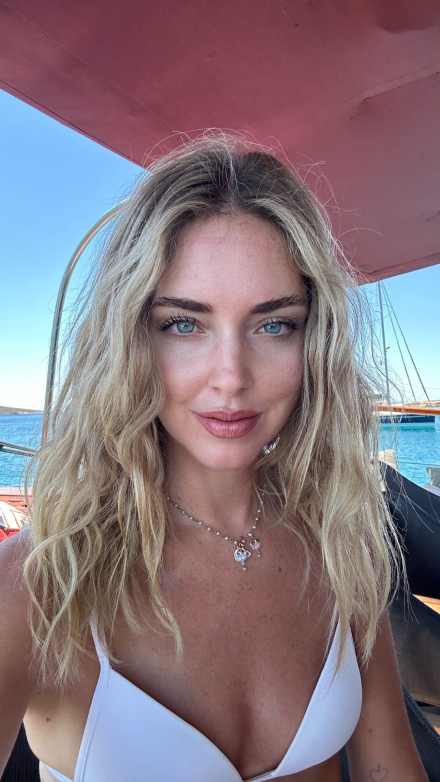 Κιάρα Φεράνι: Οι νέες φωτογραφίες από τις διακοπές της στη Μύκονο - Ποζάρει στην άμμο με ένα διάφανο φόρεμα