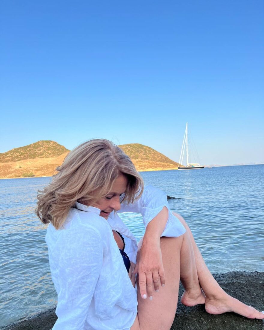 Πέγκυ Σταθακοπούλου: Κάνει διακοπές στην Πάτμο - Τα στιγμιότυπα στην παραλία