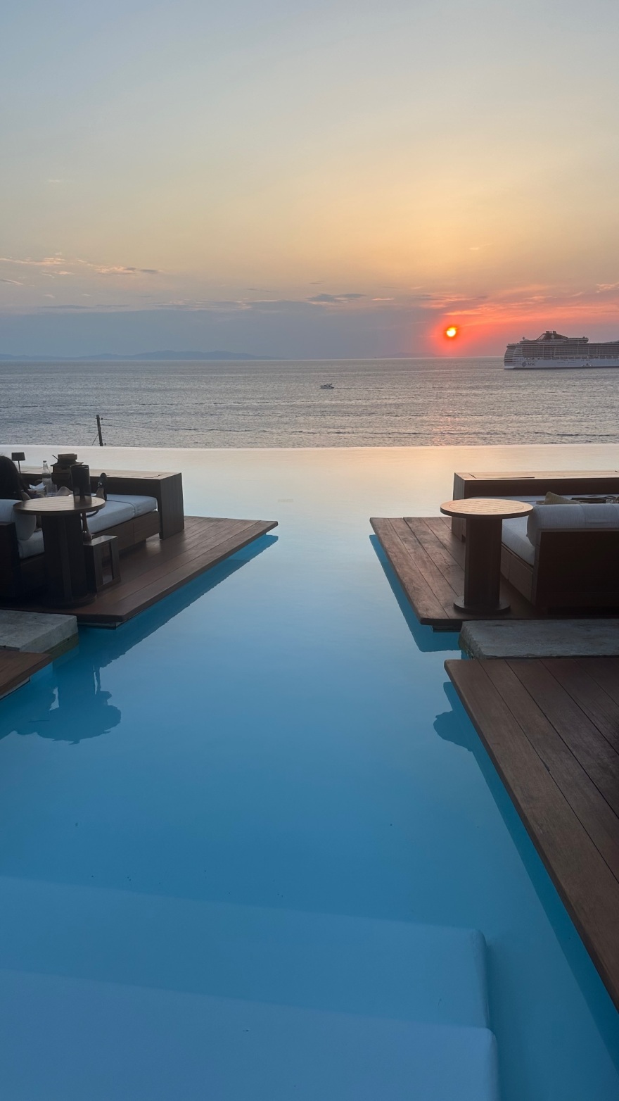 Κιάρα Φεράνι: Οι νέες φωτογραφίες από τις διακοπές της στη Μύκονο - Ποζάρει στην άμμο με ένα διάφανο φόρεμα