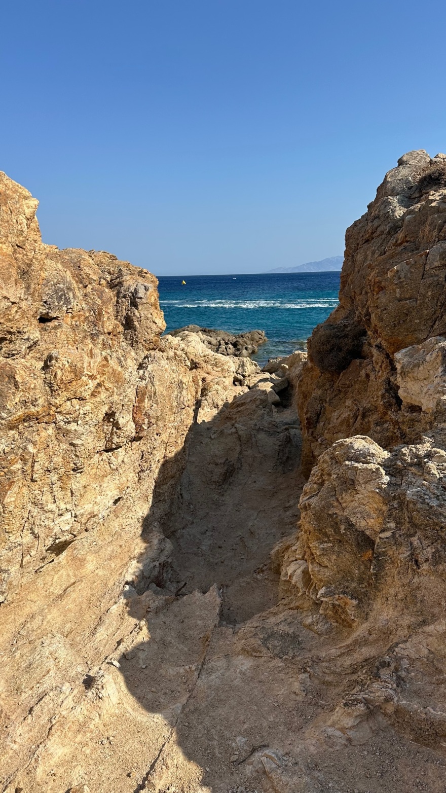 Κιάρα Φεράνι: Οι νέες φωτογραφίες από τις διακοπές της στη Μύκονο - Ποζάρει στην άμμο με ένα διάφανο φόρεμα