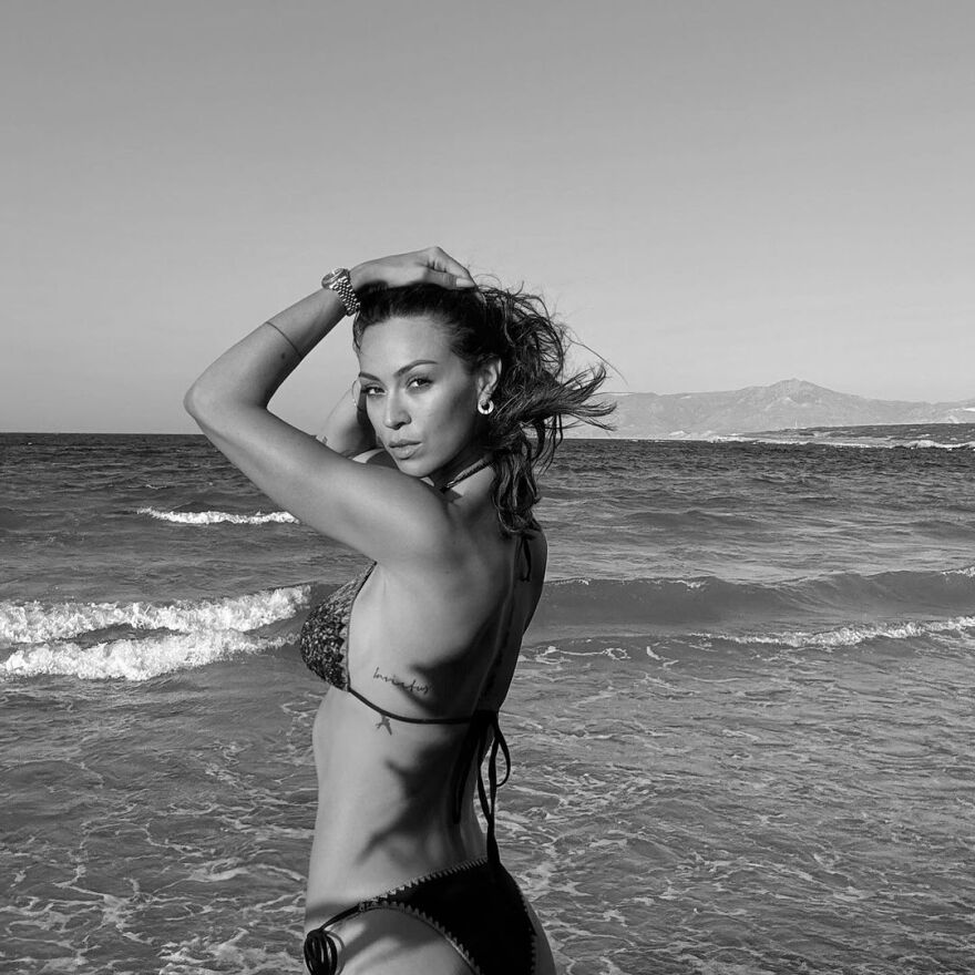 Δώρα Παντέλη: Οι φωτογραφίες της με μαγιό σε παραλία της Πάρου 