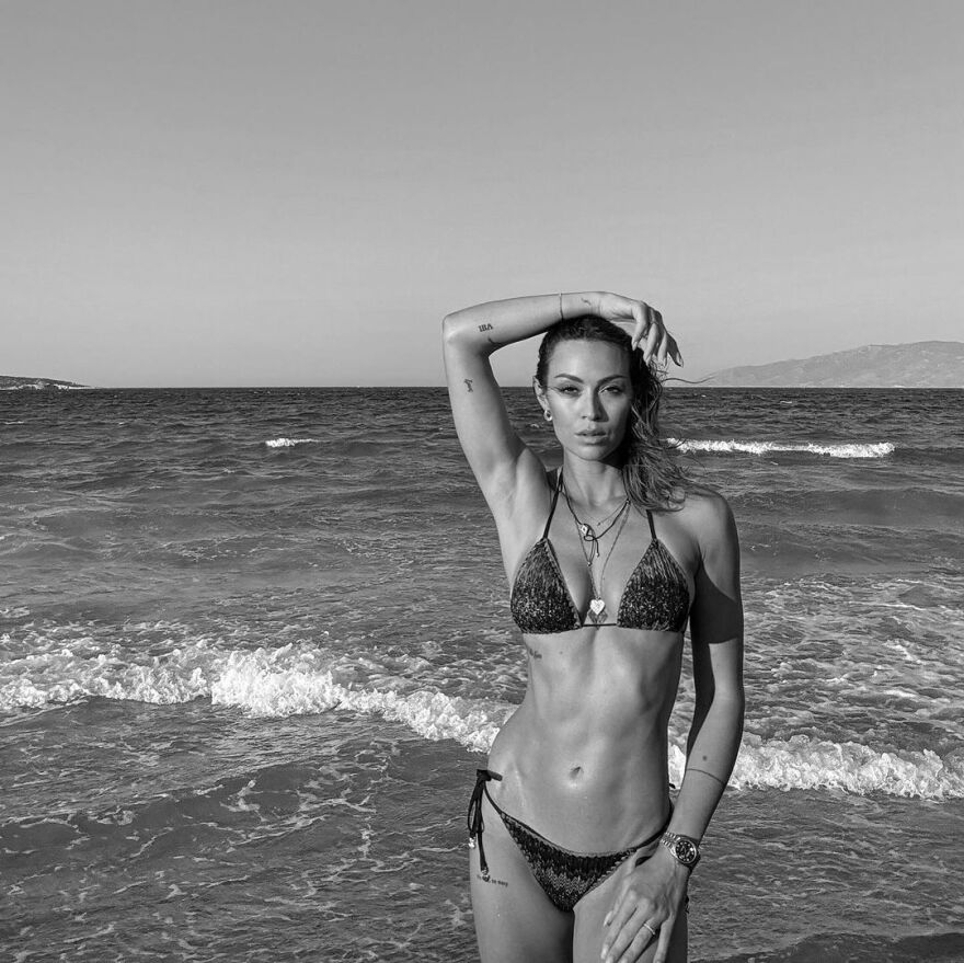 Δώρα Παντέλη: Οι φωτογραφίες της με μαγιό σε παραλία της Πάρου 