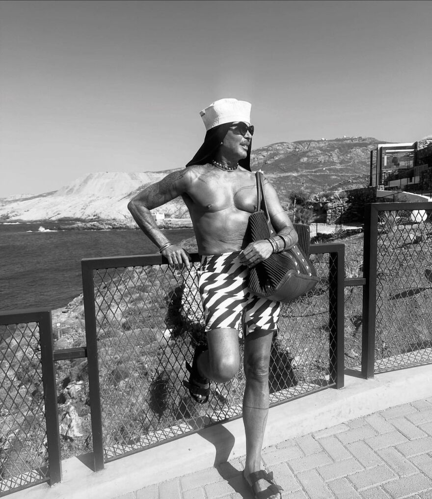 Λάκης Γαβαλάς: Άλλες φορές ζω σε ωκεανούς και άλλες στην αγκαλιά του άλλου μου μισού