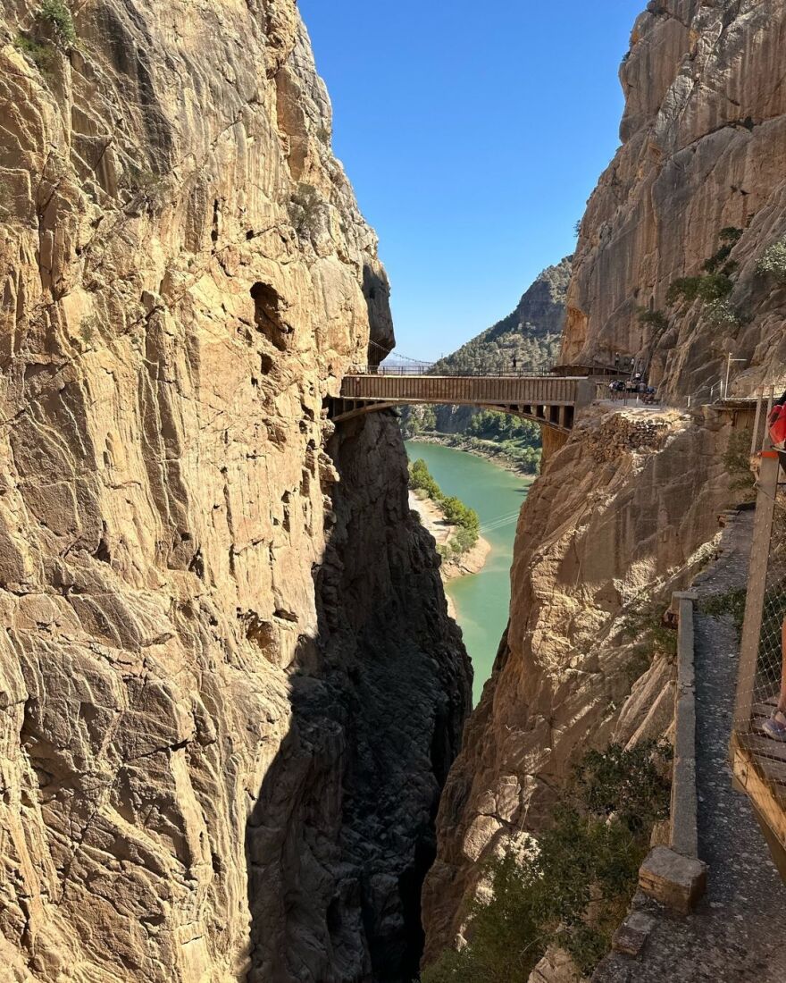 Δανάη Μπάρκα: Κάνει πεζοπορία στο «μονοπάτι του βασιλιά» στην Ισπανία