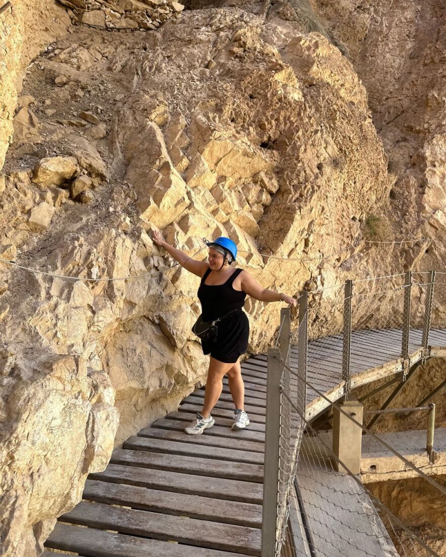 Δανάη Μπάρκα: Κάνει πεζοπορία στο «μονοπάτι του βασιλιά» στην Ισπανία