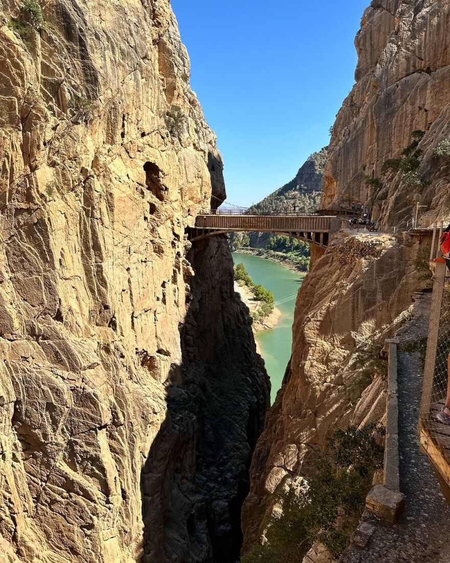 Δανάη Μπάρκα: Κάνει πεζοπορία στο «μονοπάτι του βασιλιά» στην Ισπανία