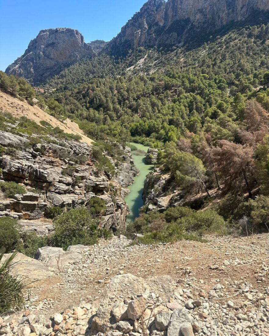 Δανάη Μπάρκα: Κάνει πεζοπορία στο «μονοπάτι του βασιλιά» στην Ισπανία