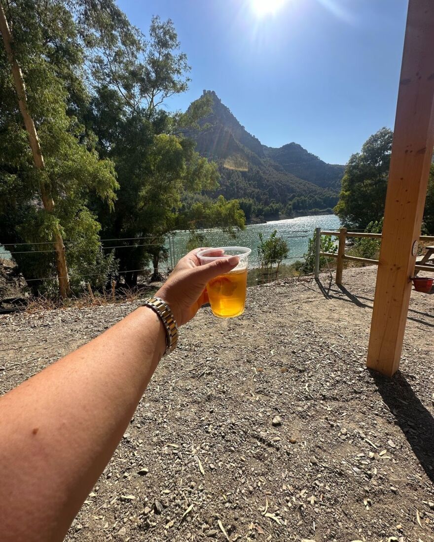 Δανάη Μπάρκα: Κάνει πεζοπορία στο «μονοπάτι του βασιλιά» στην Ισπανία