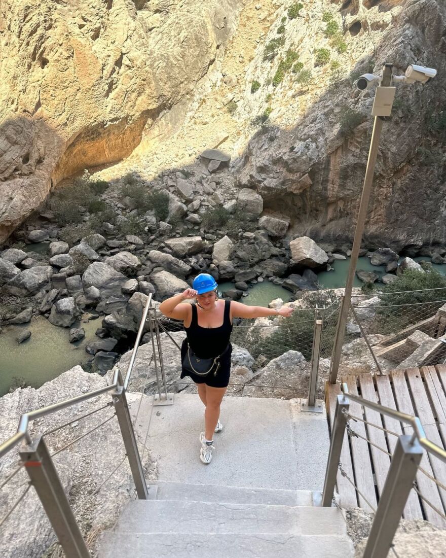 Δανάη Μπάρκα: Κάνει πεζοπορία στο «μονοπάτι του βασιλιά» στην Ισπανία