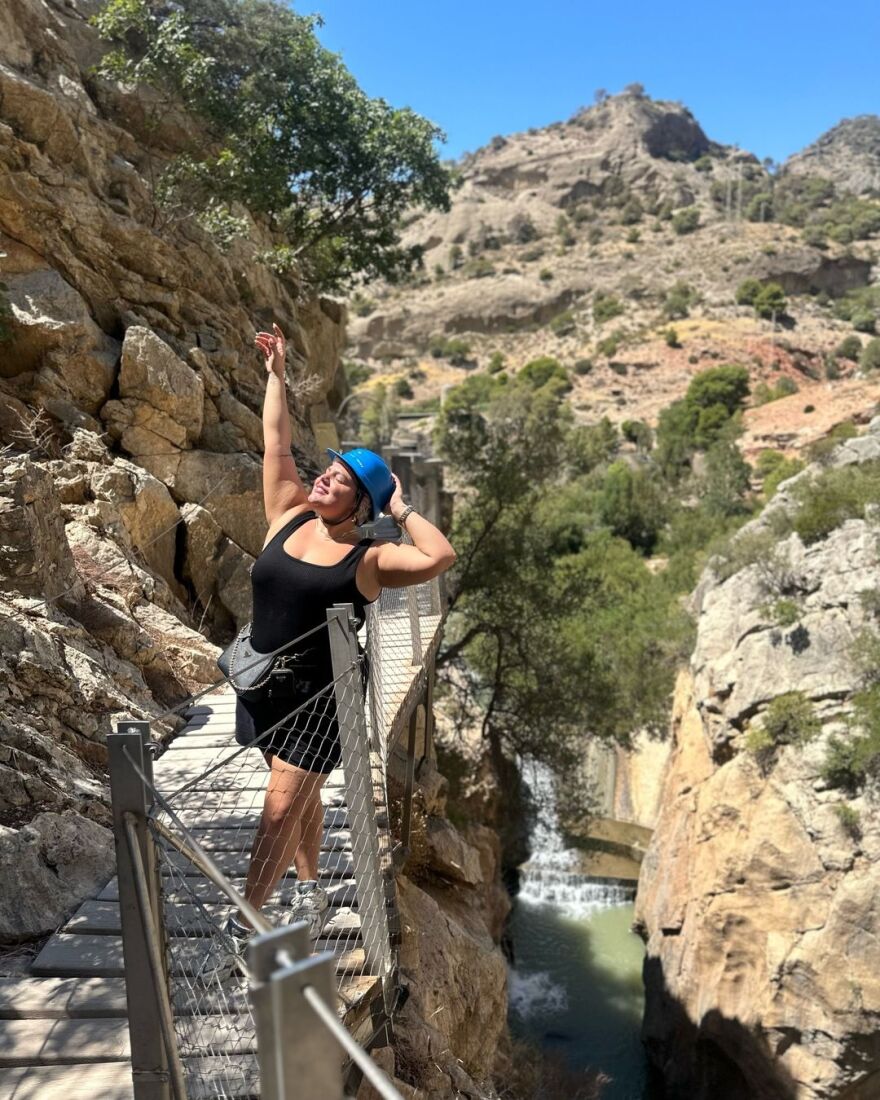 Δανάη Μπάρκα: Κάνει πεζοπορία στο «μονοπάτι του βασιλιά» στην Ισπανία