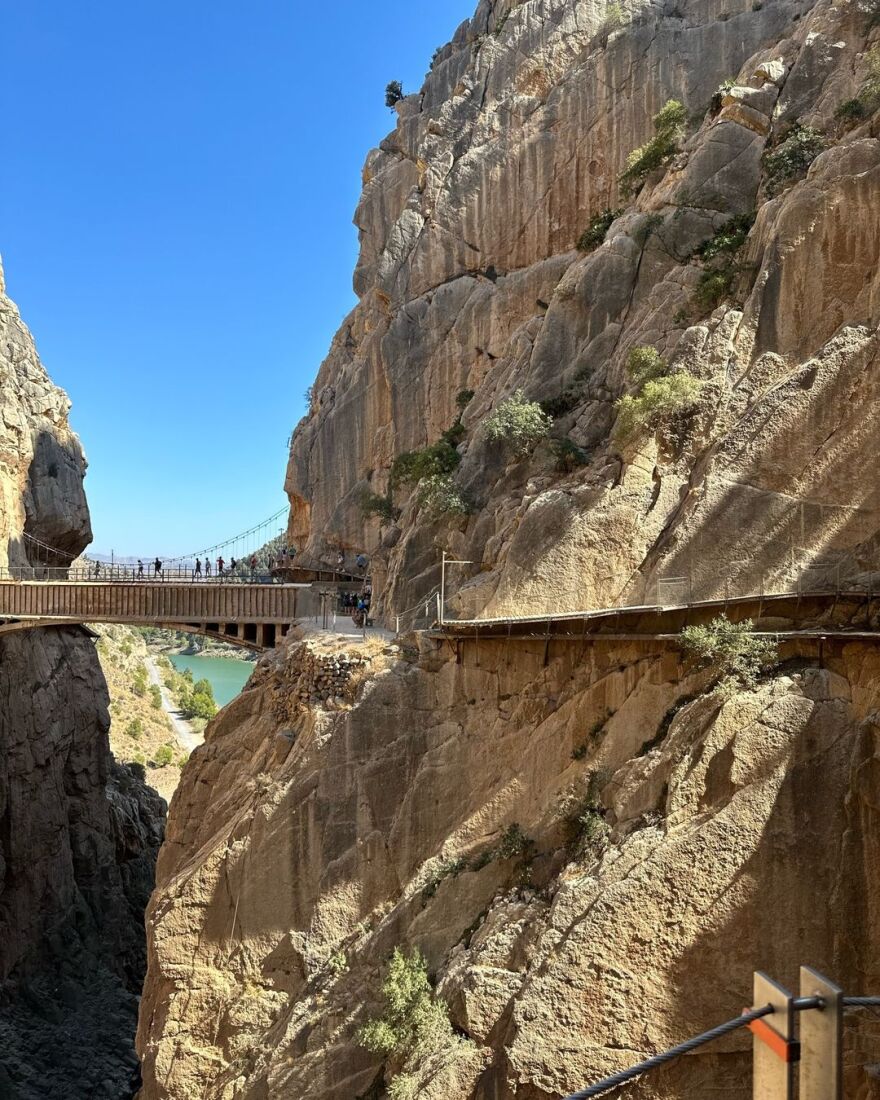 Δανάη Μπάρκα: Κάνει πεζοπορία στο «μονοπάτι του βασιλιά» στην Ισπανία