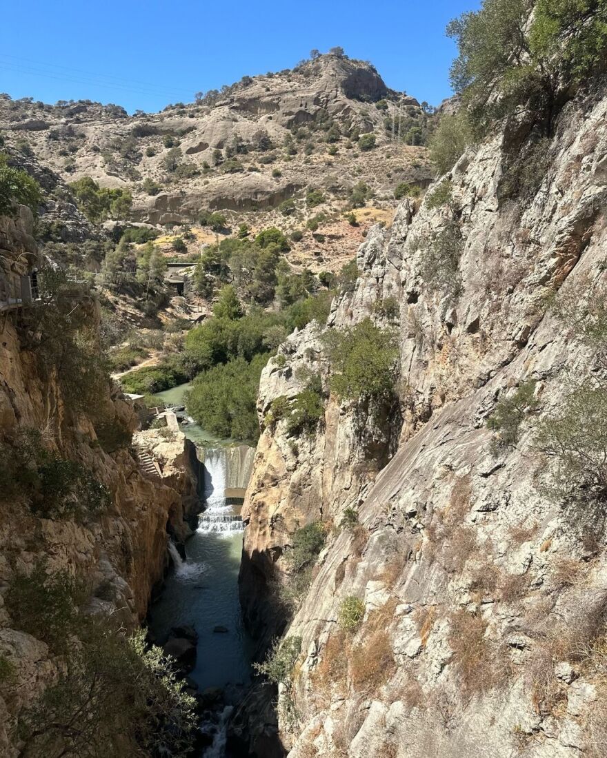 Δανάη Μπάρκα: Κάνει πεζοπορία στο «μονοπάτι του βασιλιά» στην Ισπανία