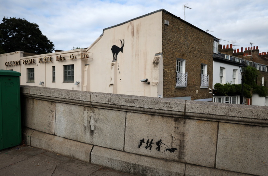 Banksy: Μία κατσίκα το νέο του έργο σε κτίριο στο Λονδίνο - Δείτε φωτογραφίες