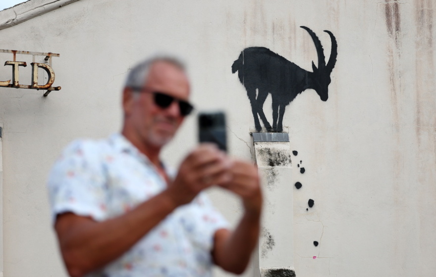 Banksy: Μία κατσίκα το νέο του έργο σε κτίριο στο Λονδίνο - Δείτε φωτογραφίες