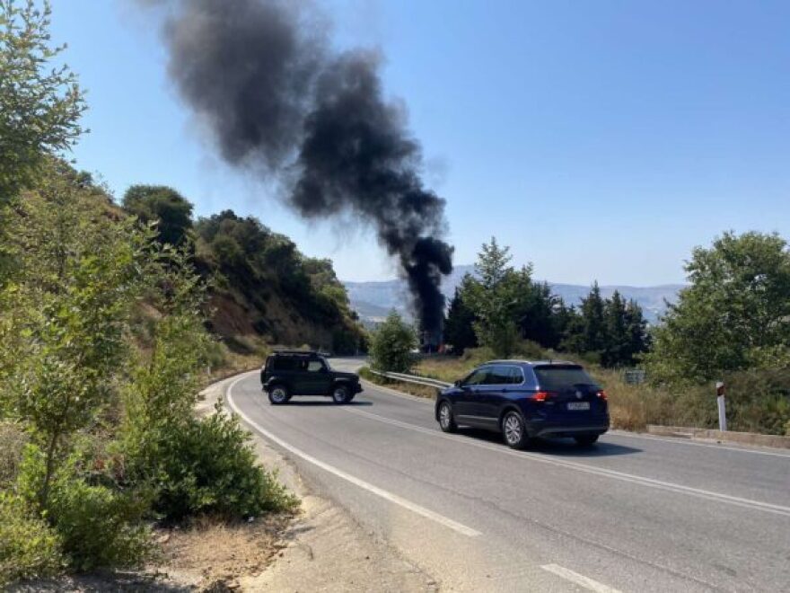 Κρήτη: Φορτηγό τυλίχθηκε στις φλόγες σε επαρχιακή οδό