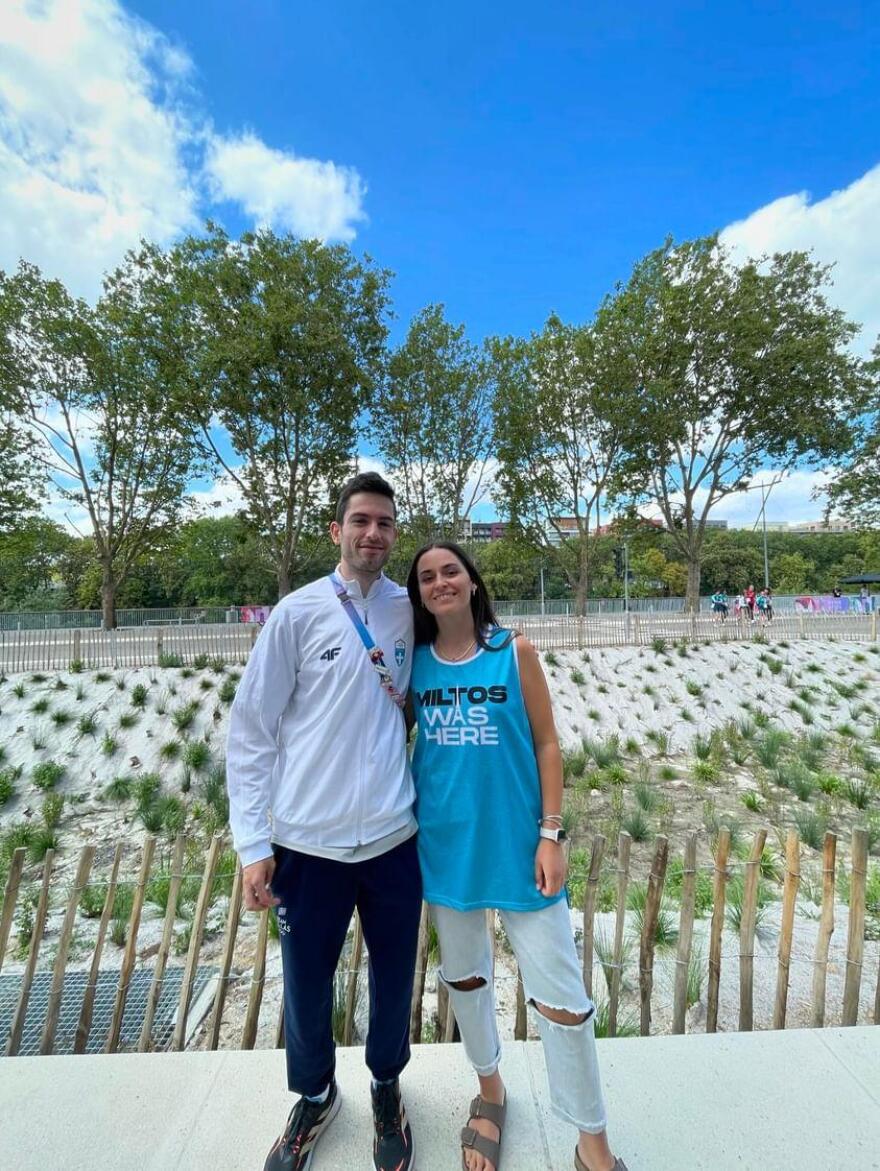 Ολυμπιακοί Αγώνες: Η οικογένεια Τεντόγλου γιόρτασε το χρυσό του Μίλτου στο Παρίσι - Η ιστορία πίσω από τα μπλουζάκια της 