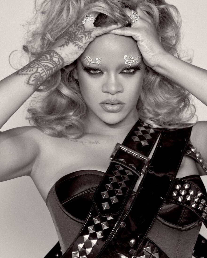 Ριάνα: Ποζάρει για περιοδικό «καλυμμένη με χρυσό» φορώντας μόνο το μπικίνι της