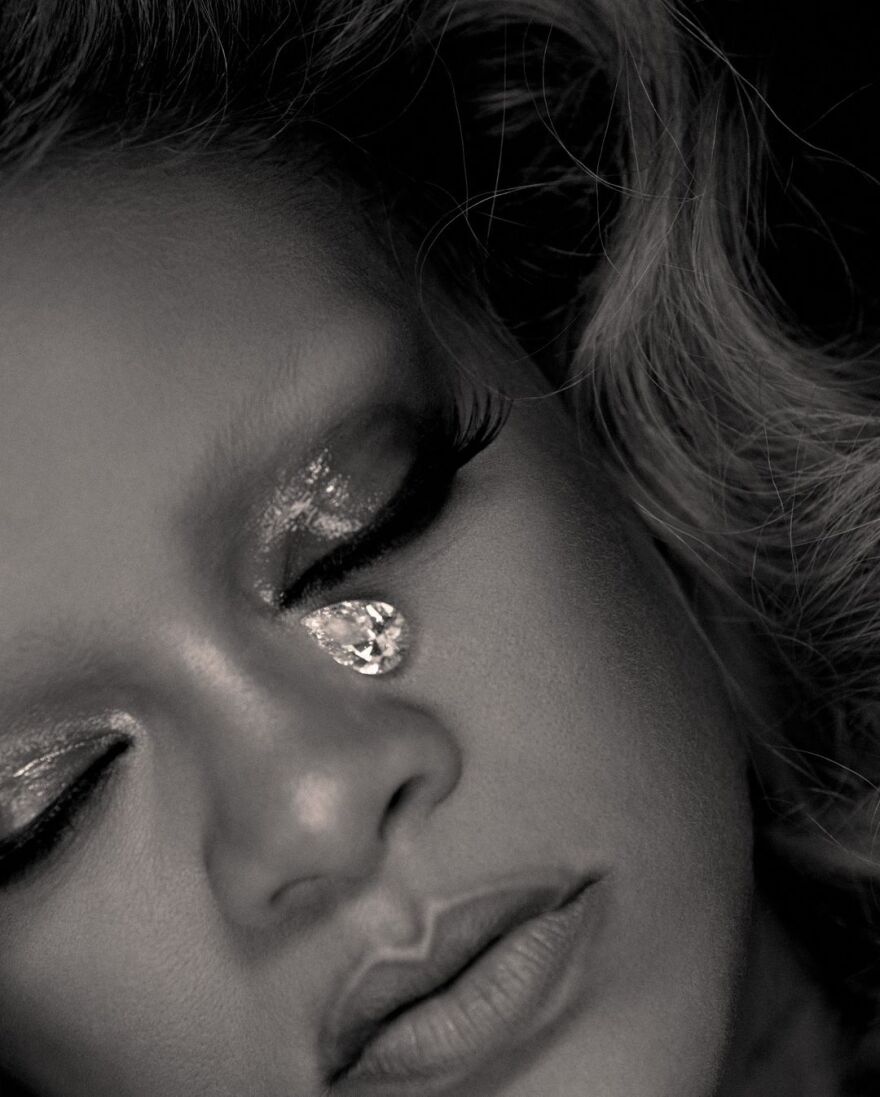 Ριάνα: Ποζάρει για περιοδικό «καλυμμένη με χρυσό» φορώντας μόνο το μπικίνι της