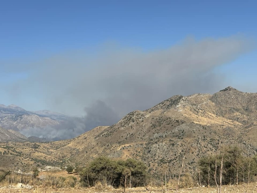 Φωτιά στο νότιο Ρέθυμνο - Εστάλη 112 για εκκένωση της Αγίας Παρασκευής, δείτε βίντεο