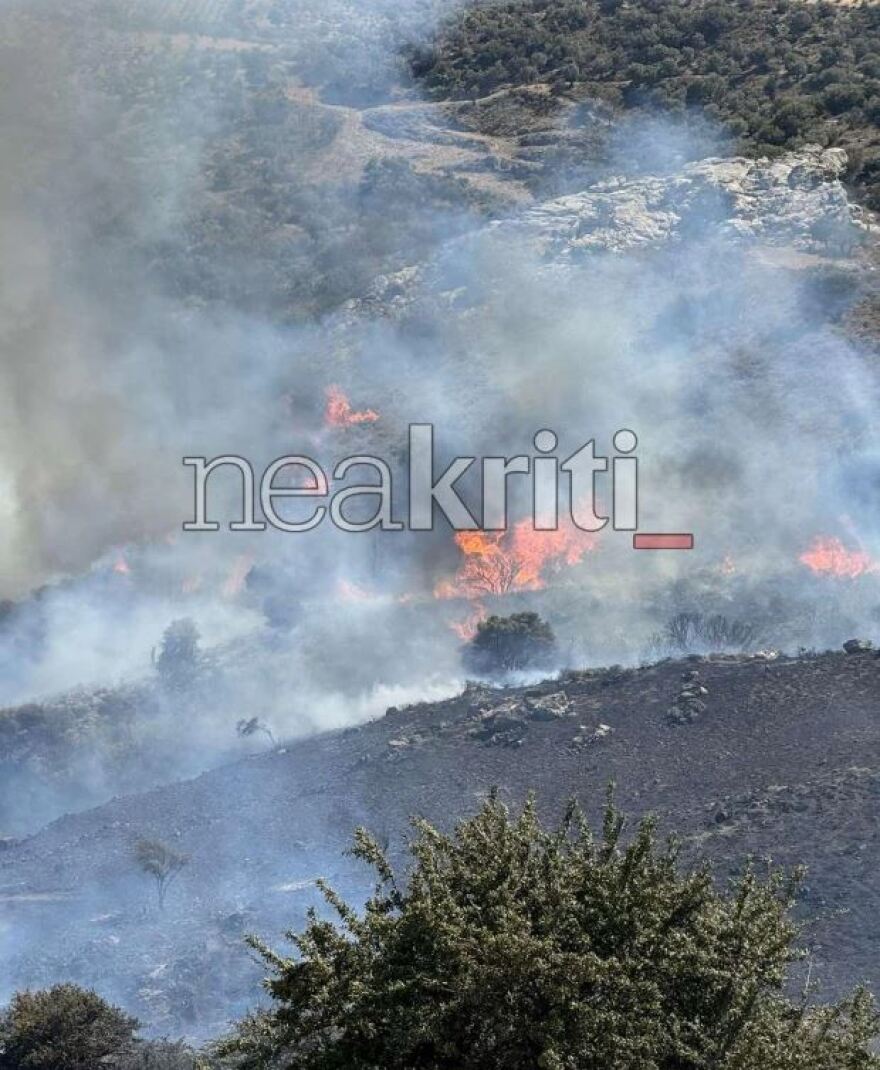 Φωτιά στο Ρέθυμνο: Μάχη με τις φλόγες σε τρία μέτωπα - Δασοκομάντος από την Αθήνα στο νησί